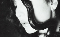 美女把胸罩解开让男生摸